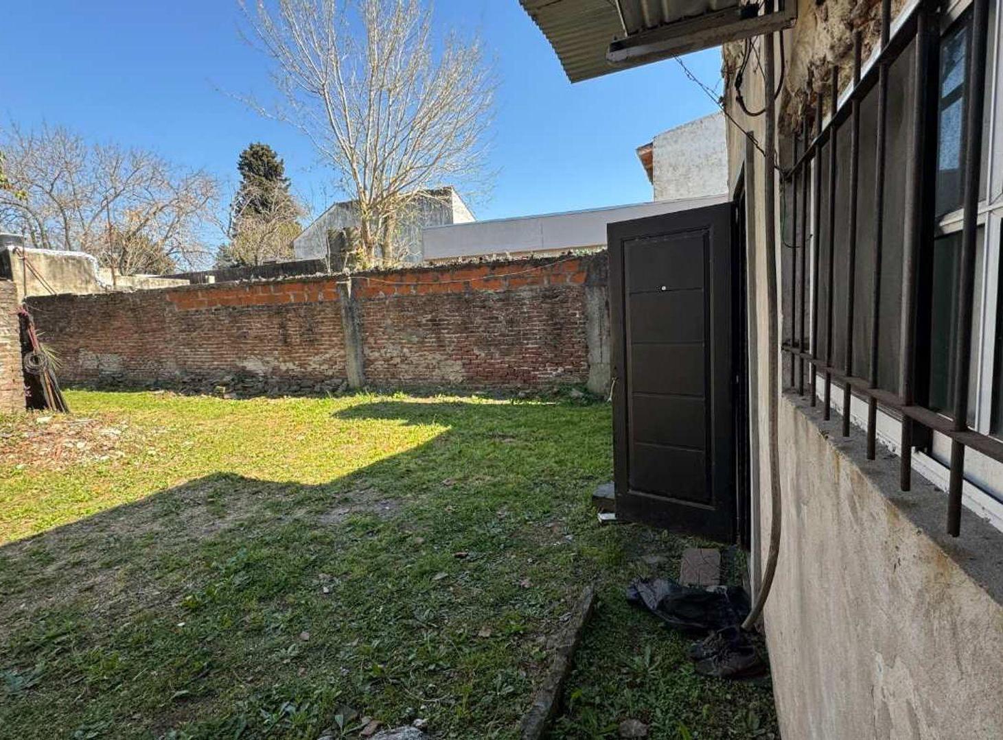 Foto de CASA 2 AMB EN VENTA CON PARQUE, BERAZATEGUI, imagen 2
