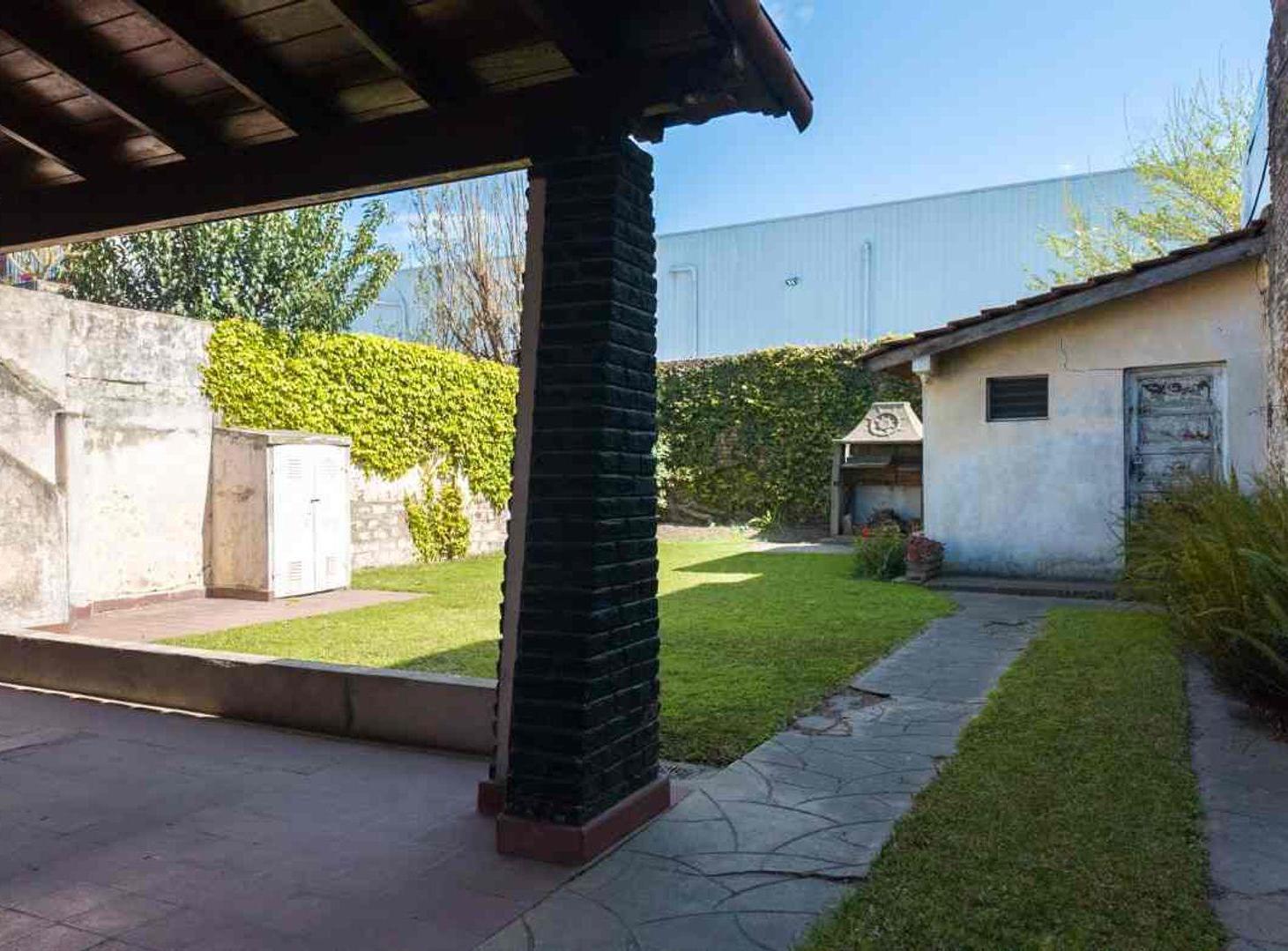 Foto de Venta Casa 3 amb. con fondo libre cochera y terraz, imagen 3