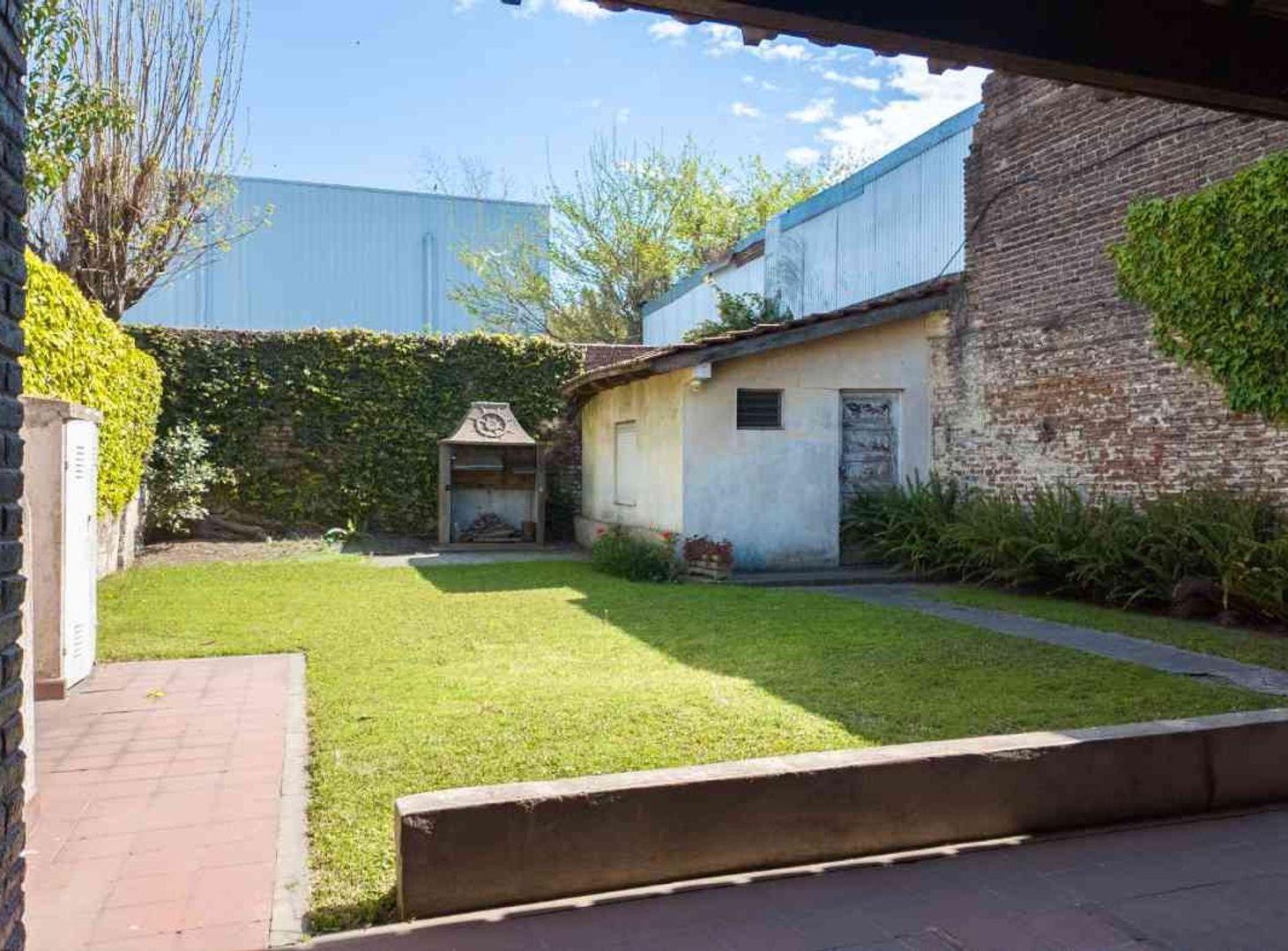 Foto de Venta Casa 3 amb. con fondo libre cochera y terraz, imagen 2