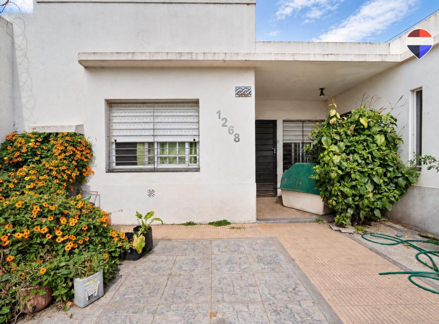 Foto de Venta casa 3 ambientes con cochera y jardin BERNAL, imagen 3