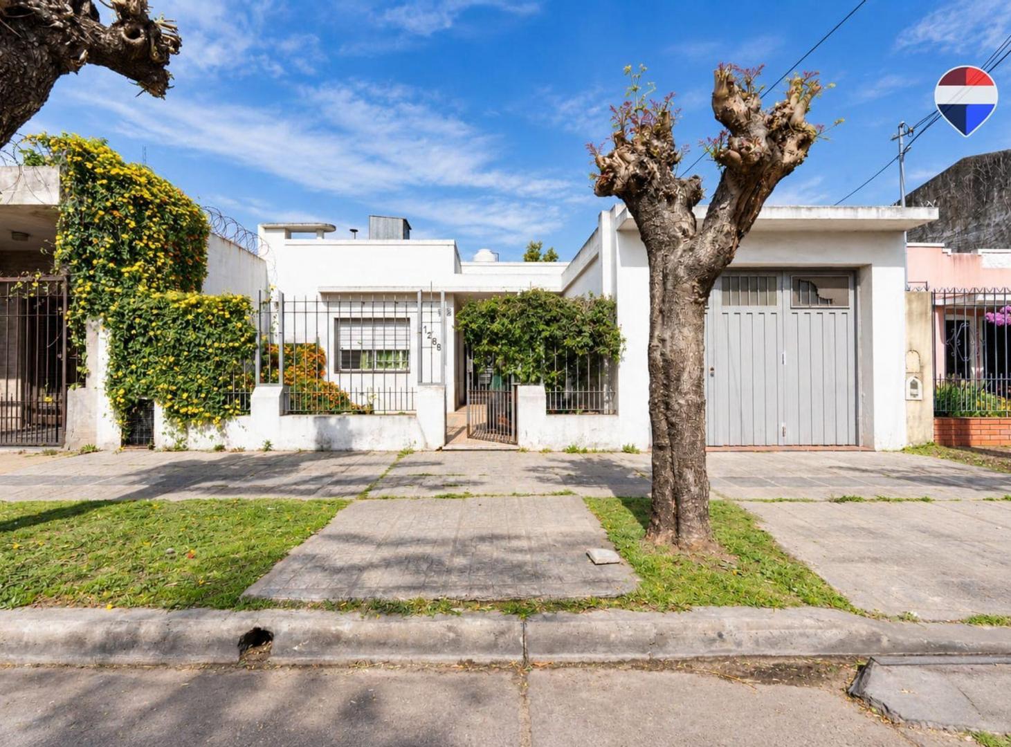 Foto de Venta casa 3 ambientes con cochera y jardin BERNAL, imagen 2