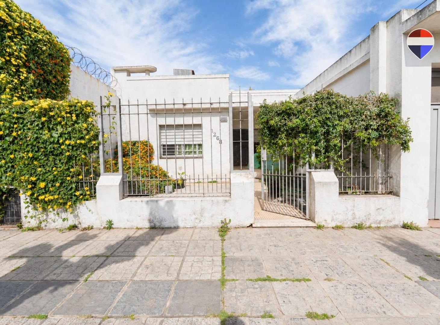 Foto de Venta casa 3 ambientes con cochera y jardin BERNAL, imagen 1