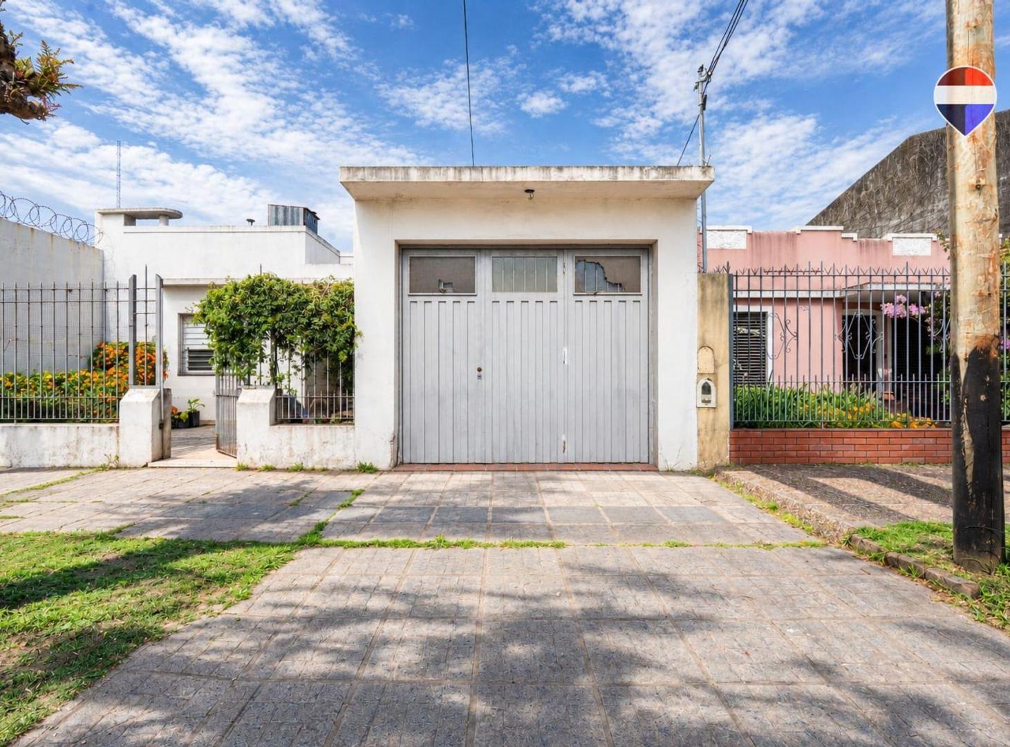 Foto de Venta casa 3 ambientes con cochera y jardin BERNAL, imagen 4