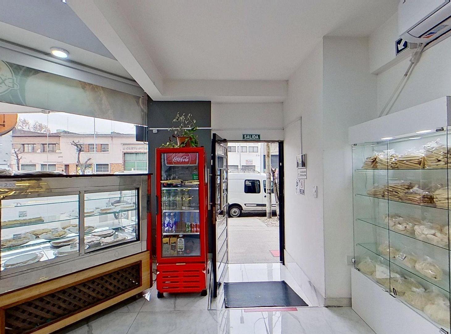 Foto de AMPLIO LOCAL CON DOBLE ALTURA EN VENTA, AVELLANEDA, imagen 4
