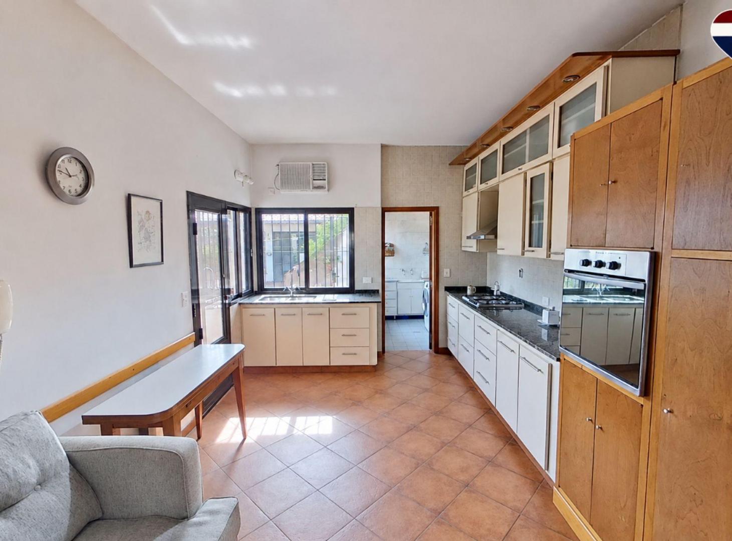 Foto de CASA 6 AMB. EN VENTA EN SARANDI CON PATIO Y JARDÍN, imagen 2