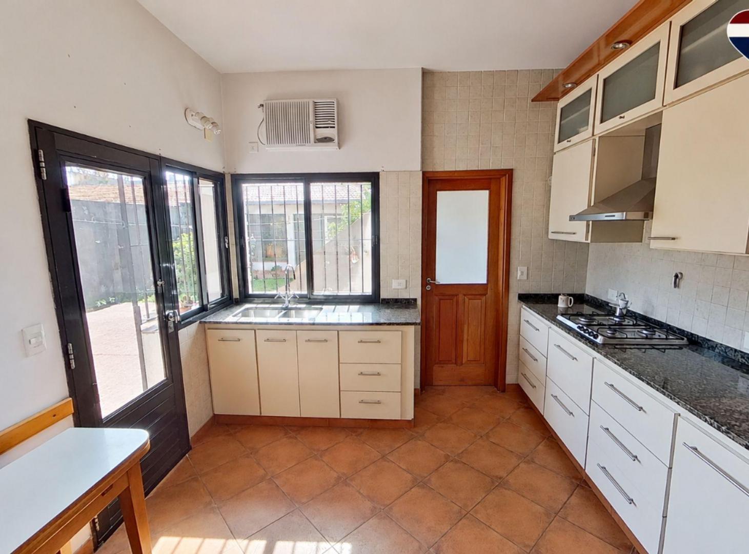 Foto de CASA 6 AMB. EN VENTA EN SARANDI CON PATIO Y JARDÍN, imagen 1