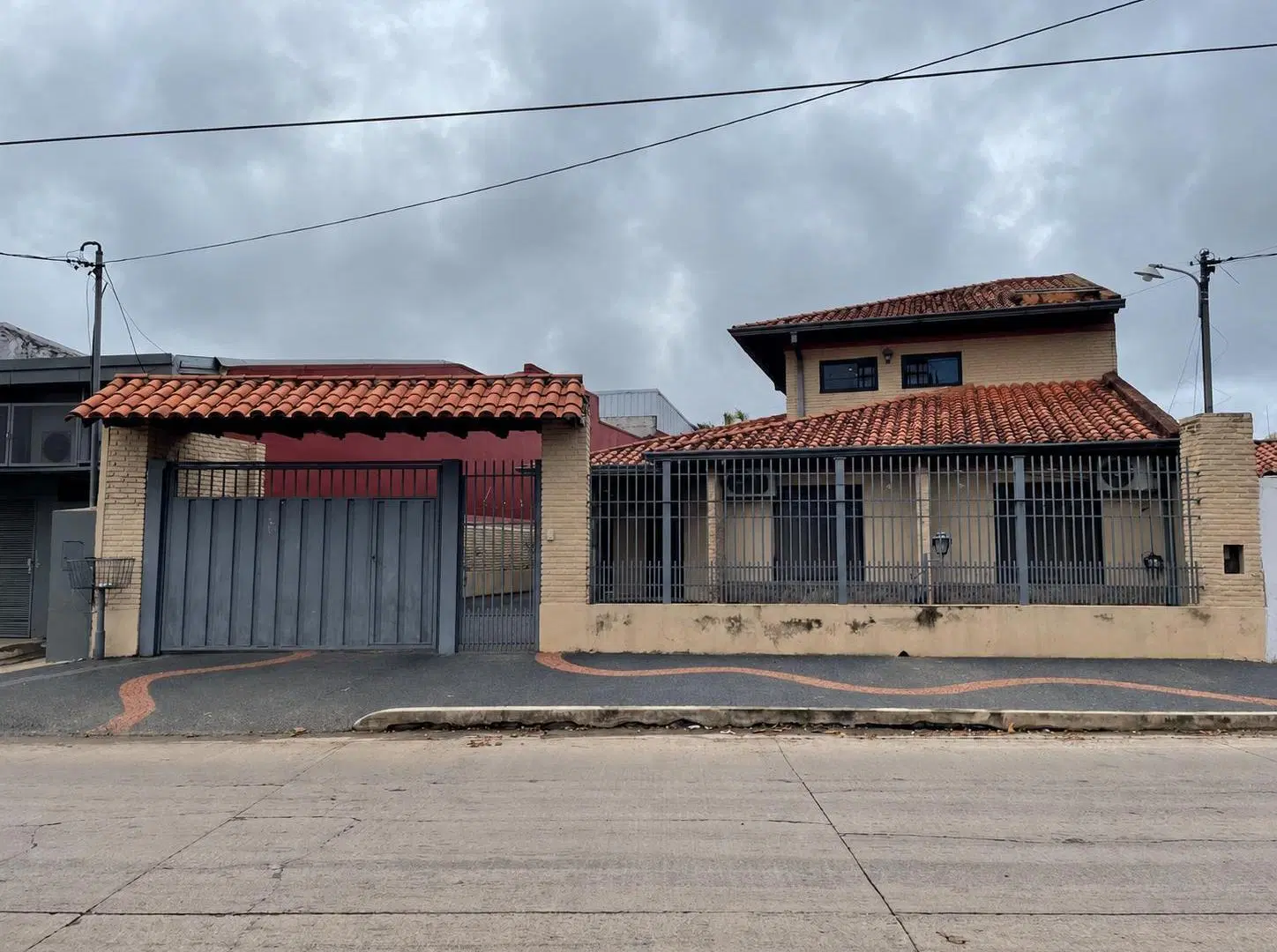 En Venta Amplia Casa en Villa Adela Luque 5