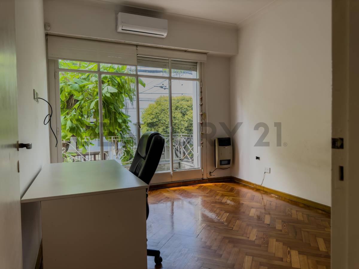 Venta Casa de Estilo Tipo PH en Planta Alta Zona Tribunales 2