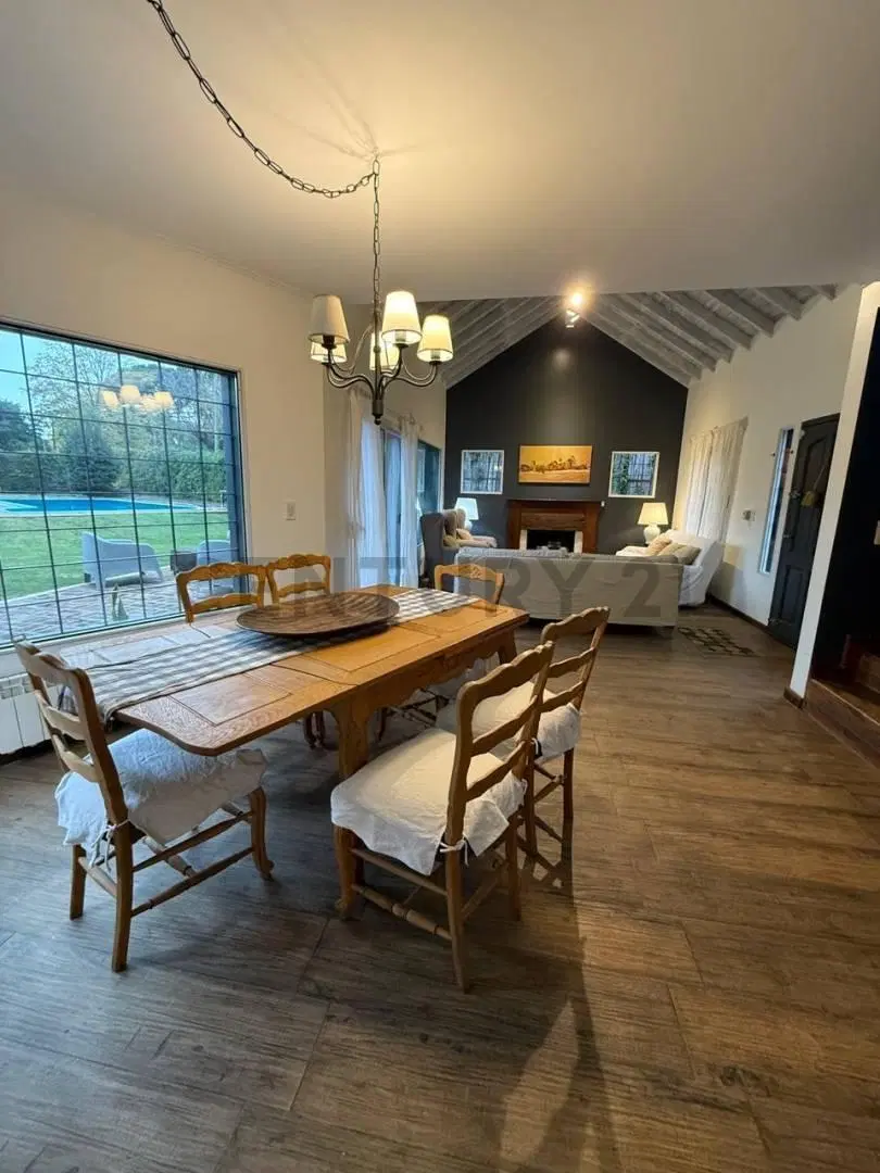 CASA AMOBLADA EN ALQUILER EN CITY BELL DE 3 DORMITORIOS PARQUE Y PILETA 4