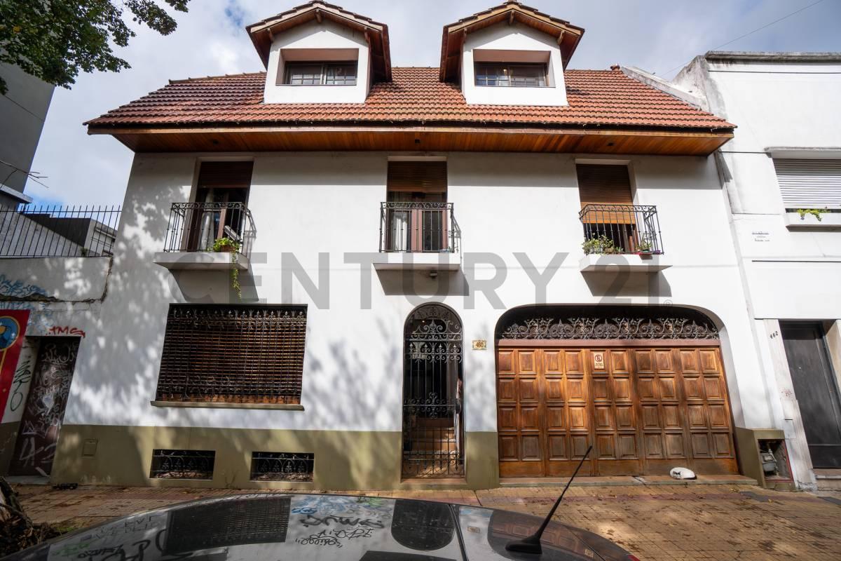 Foto de VENTA DE CASA APTA BANCO EN EL CASCO DE LA PLATA CON COCHERA DOBLE, imagen 1