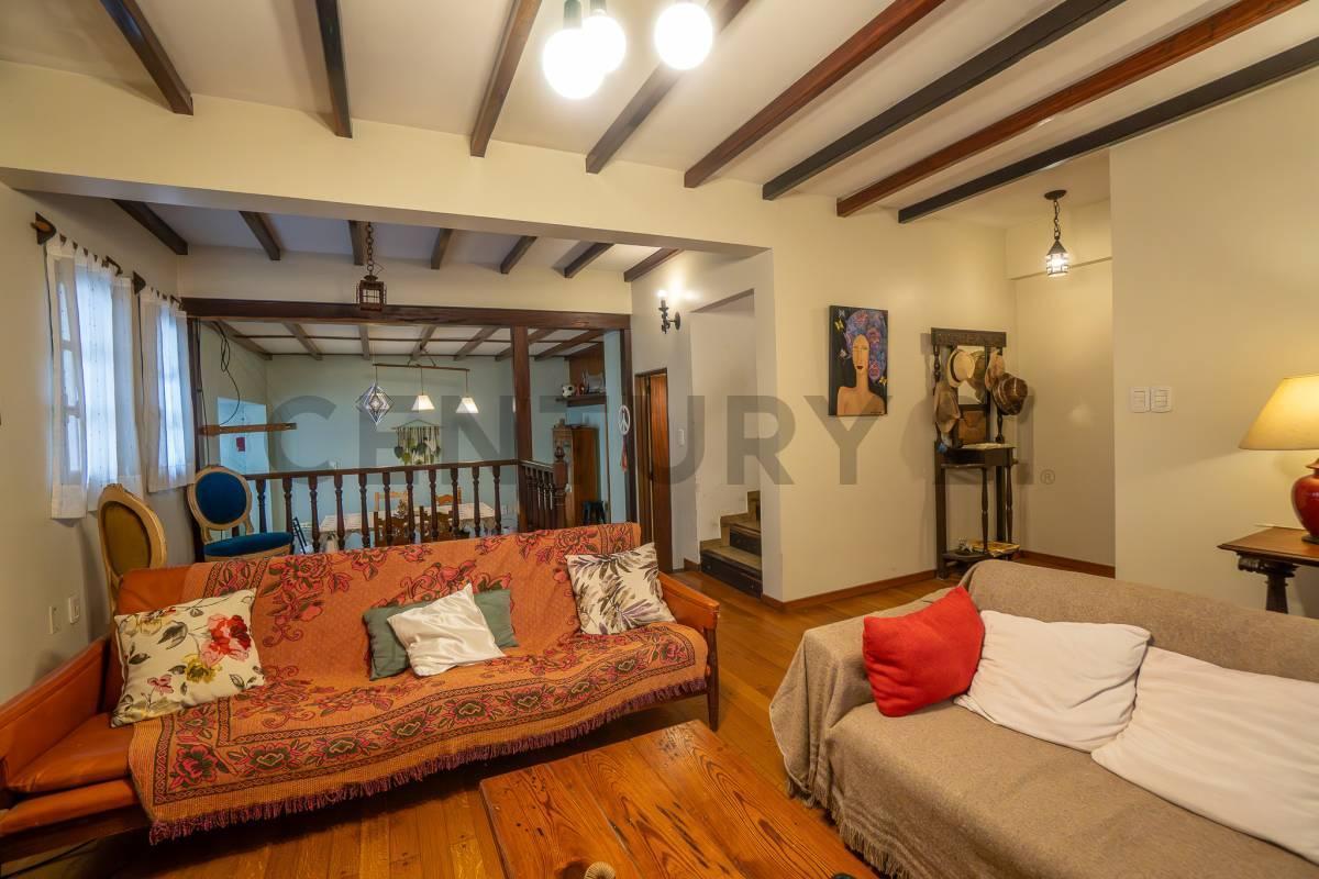 Foto de VENTA DE CASA APTA BANCO EN EL CASCO DE LA PLATA CON COCHERA DOBLE, imagen 2