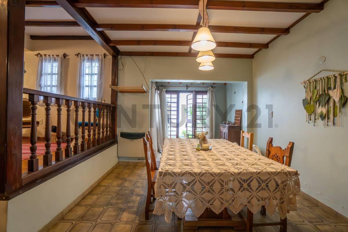 Foto de VENTA DE CASA APTA BANCO EN EL CASCO DE LA PLATA CON COCHERA DOBLE, imagen 3