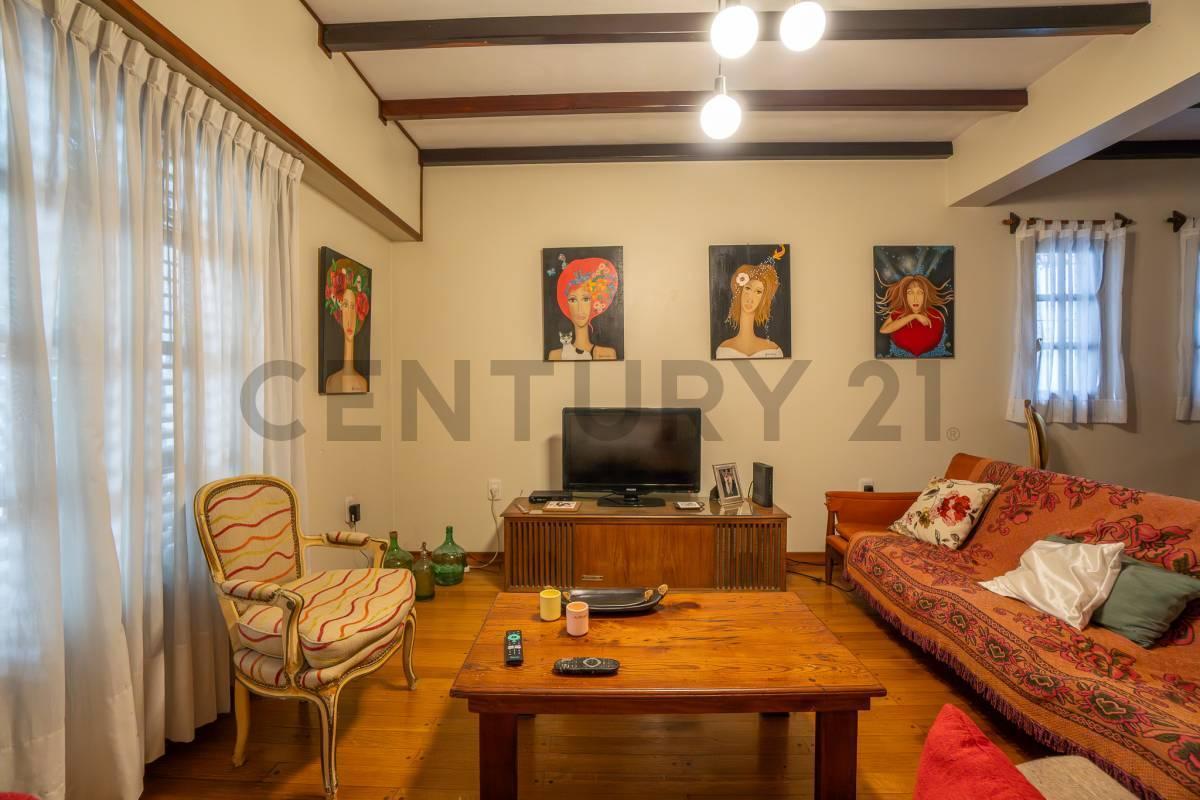 Foto de VENTA DE CASA APTA BANCO EN EL CASCO DE LA PLATA CON COCHERA DOBLE, imagen 4