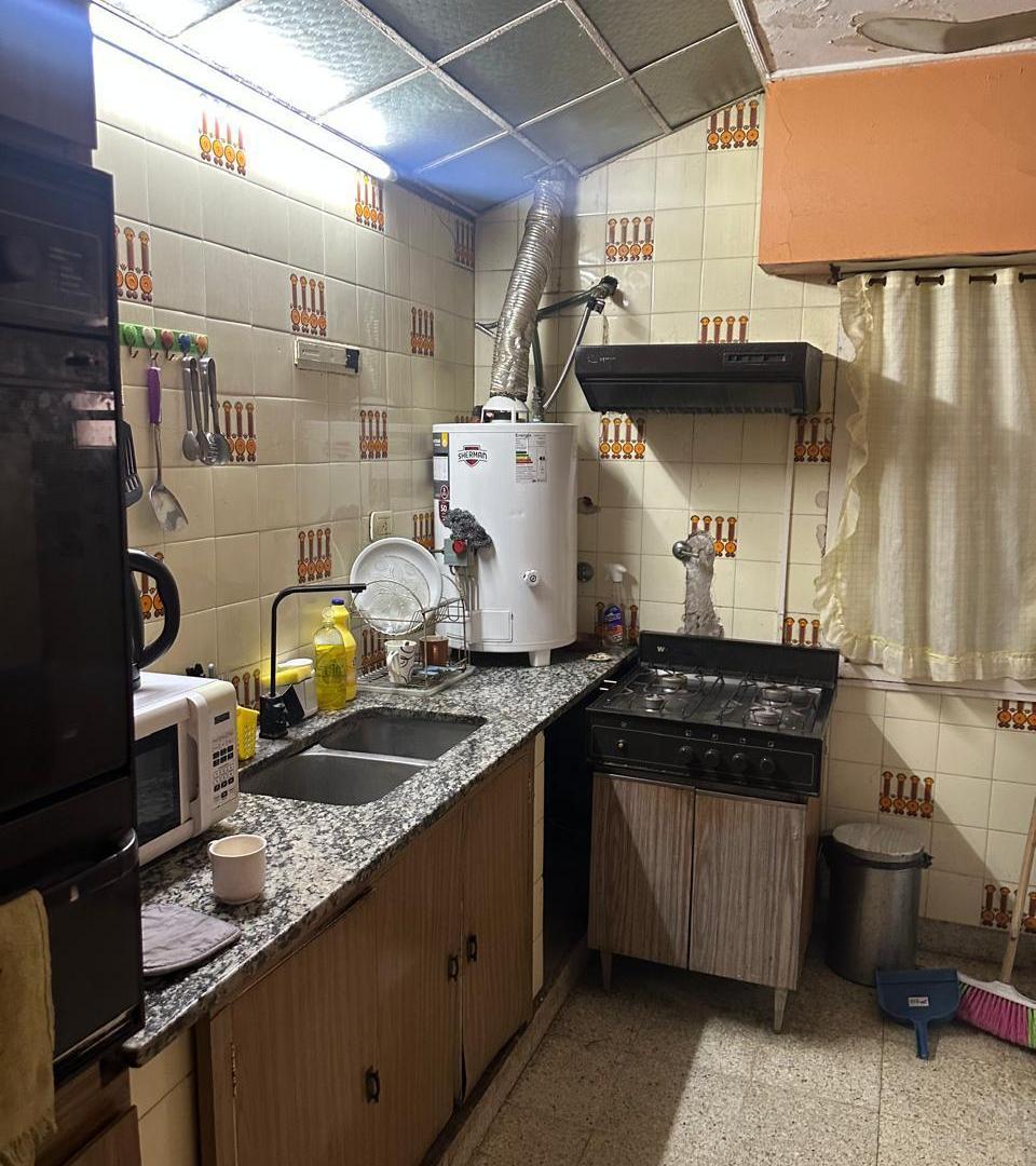 Foto de CASA A RECICLAR EN EXCELENTE ZONA IDEAL INSTITUCIONES, CLINICAS, ETC., imagen 2