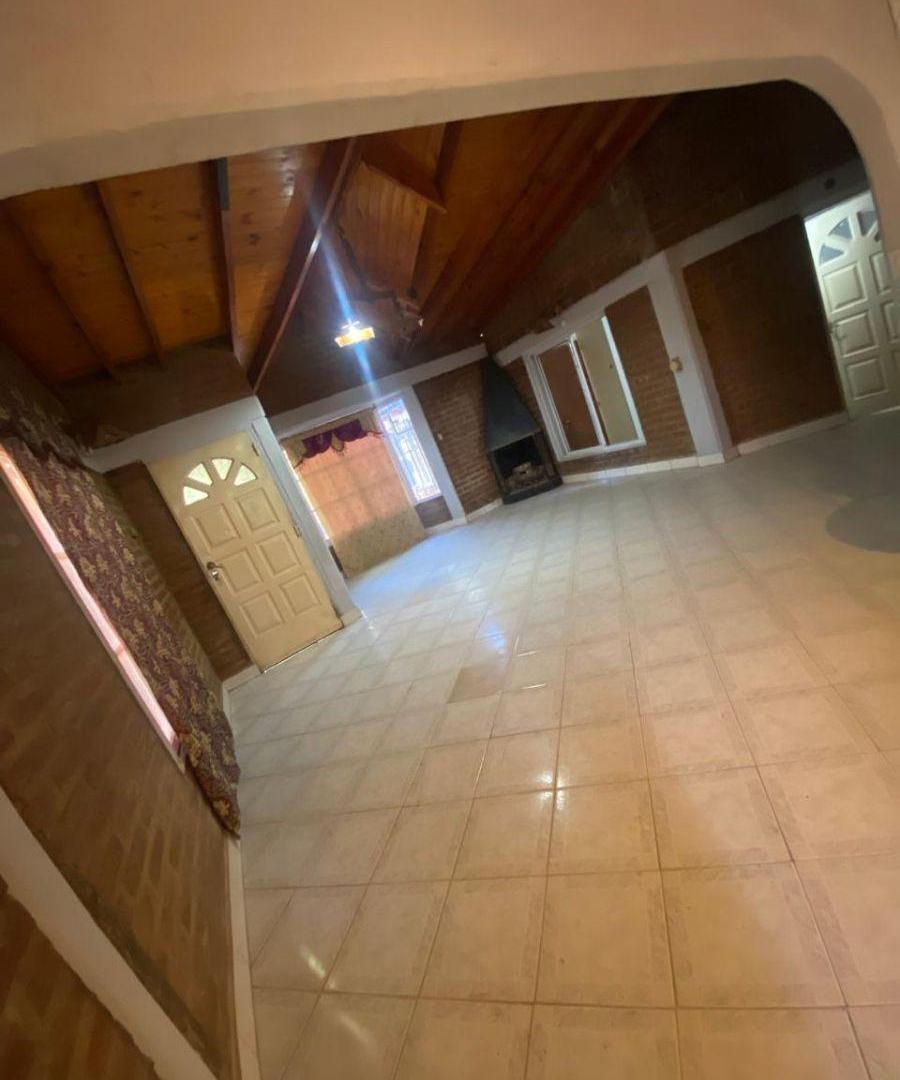 VENTA CASA RINCON DE LOS SAUCES - A cuadras del shopping y espacios verdes.