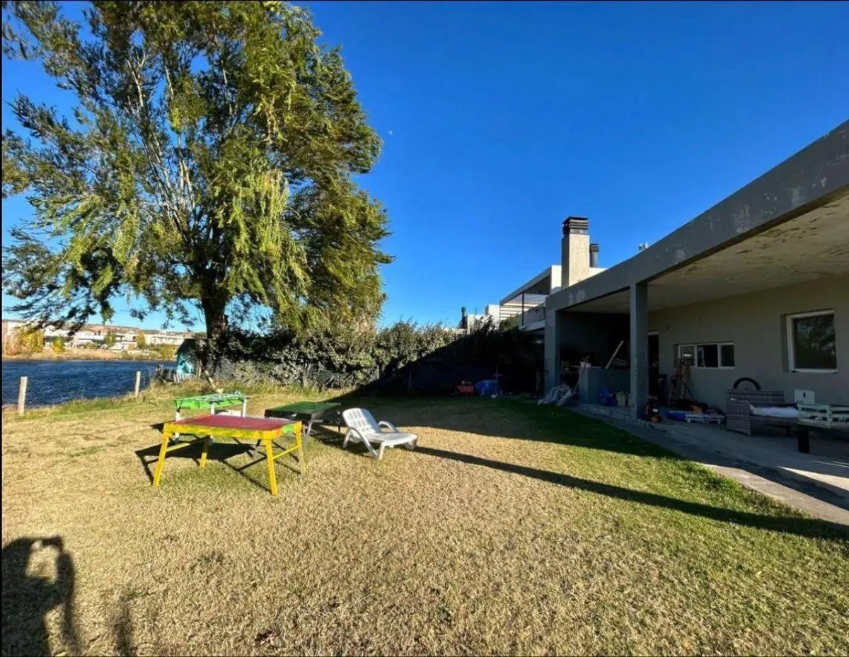 Hermosa Casa con fondo de Laguna 4