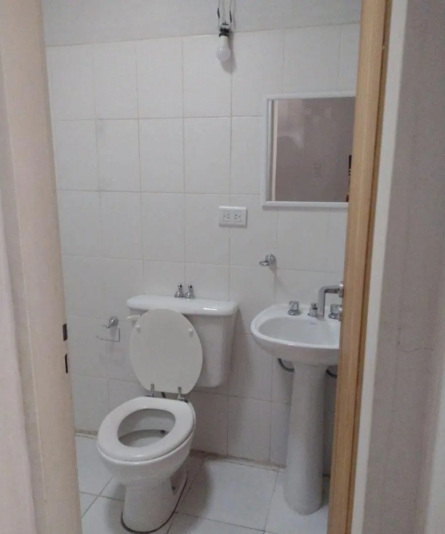 Hermosa casa familiar en Barrio Don Higinio con amplio jardín y pileta 4