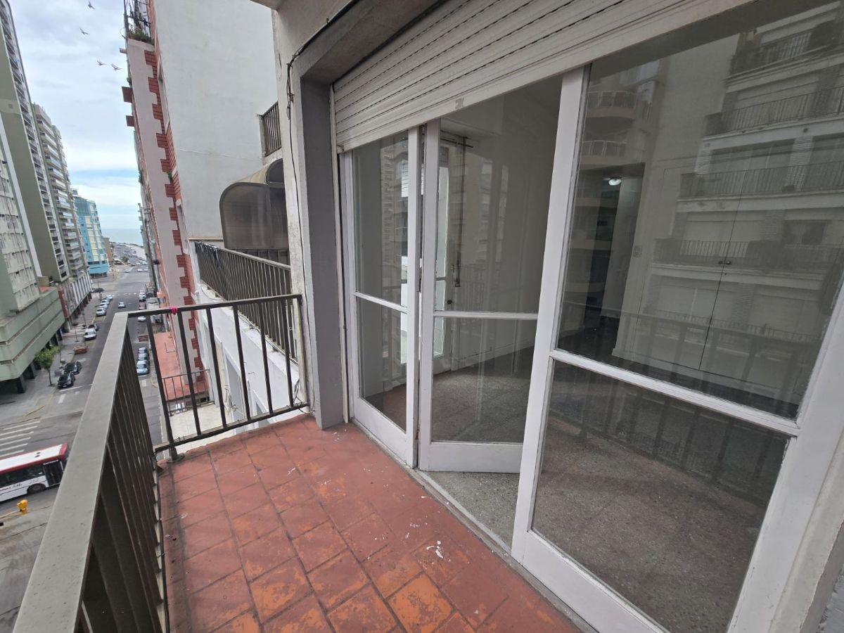 Foto de En Alquiler. Departamento De Tres Ambientes A La Calle - Mar Del Plata, imagen 2