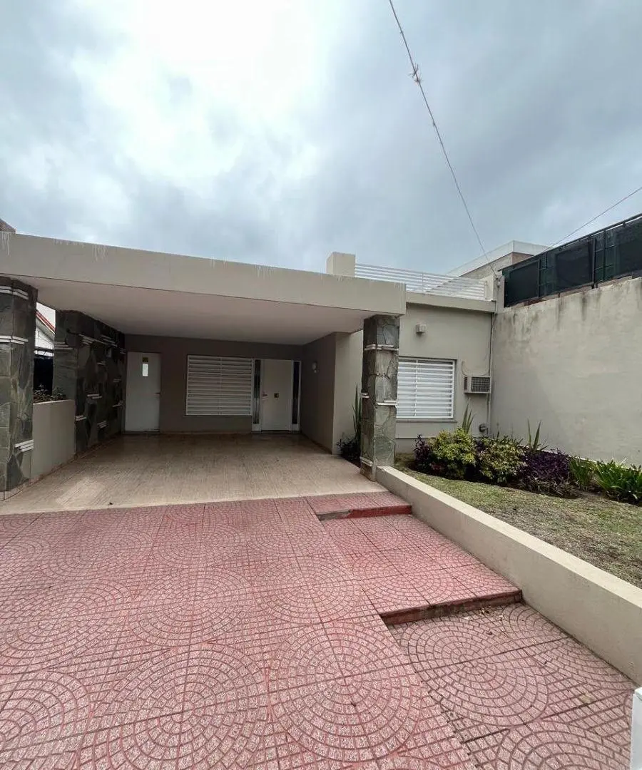 Casa con 225 m² y 3 dormitorios en venta en Fisherton, Donado 200 bis 1