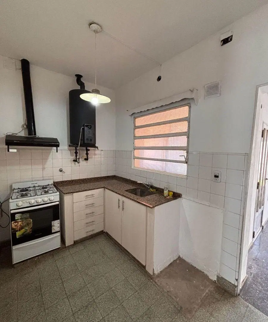 Casa con 350 m² en alquiler, 2 dormitorios, jardin, cochera y parrillero en Brassey 7700 Fisherton 4