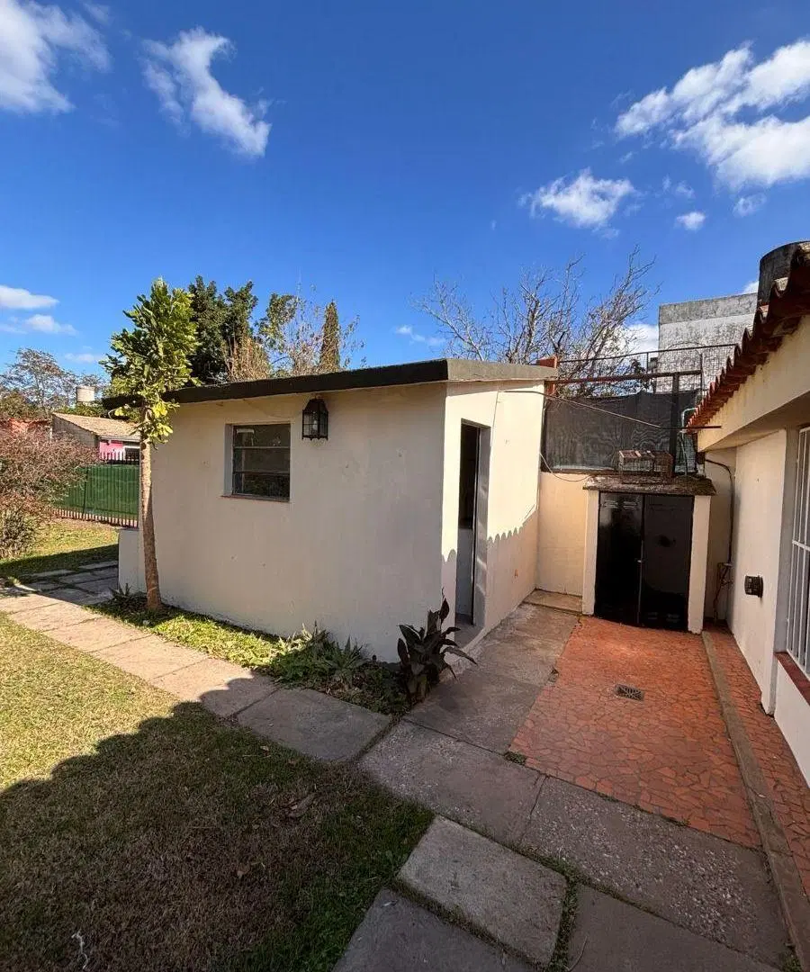 Casa con 350 m² en alquiler, 2 dormitorios, jardin, cochera y parrillero en Brassey 7700 Fisherton 5