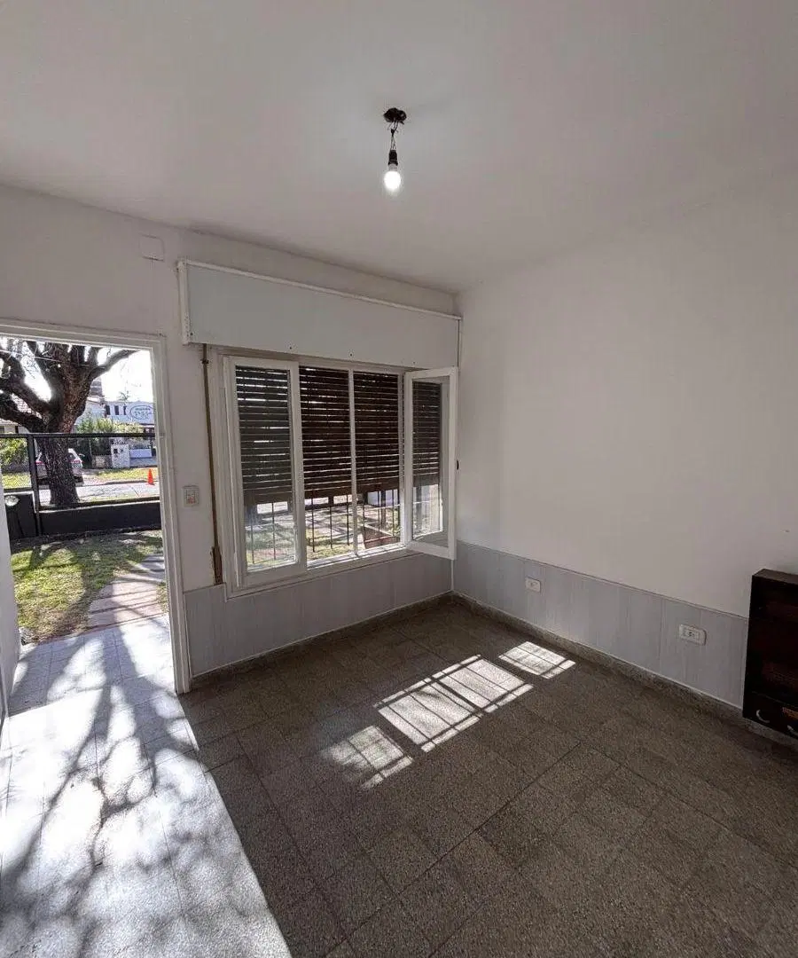 Casa con 350 m² en alquiler, 2 dormitorios, jardin, cochera y parrillero en Brassey 7700 Fisherton 2