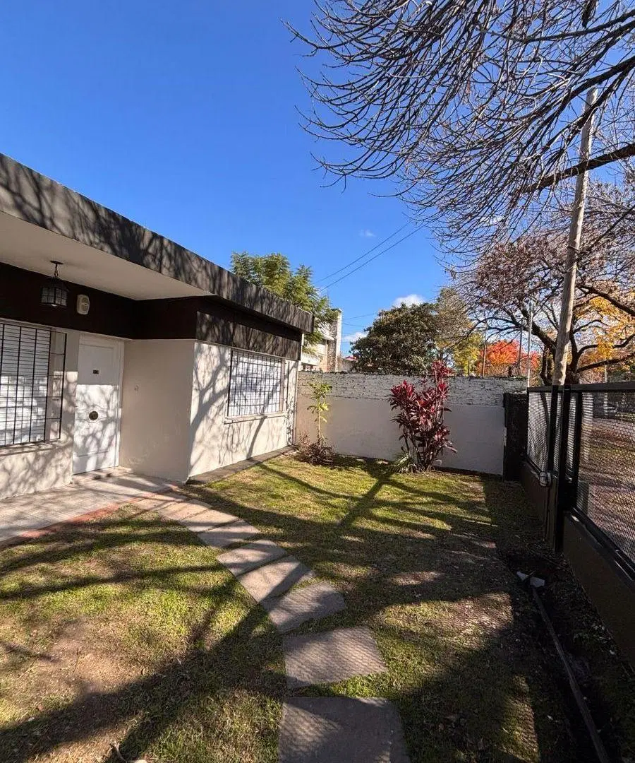 Casa con 350 m² en alquiler, 2 dormitorios, jardin, cochera y parrillero en Brassey 7700 Fisherton 3
