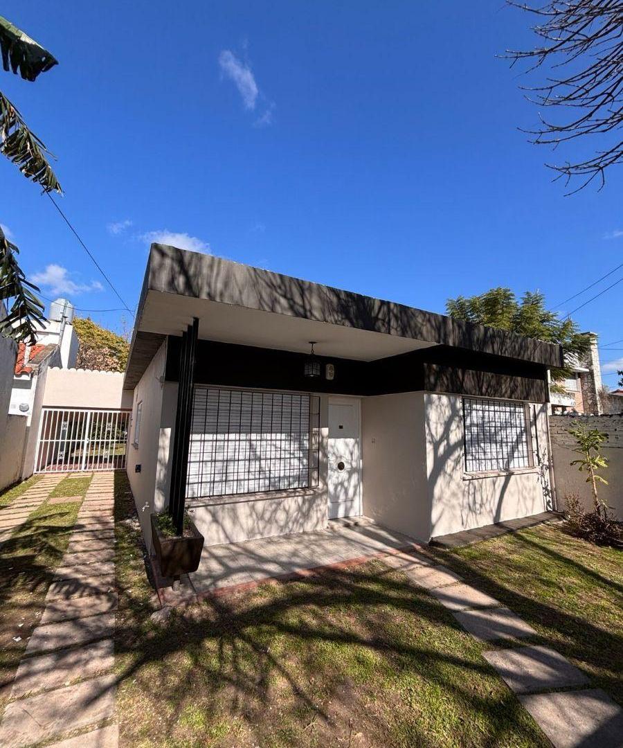 Casa con 350 m² en alquiler, 2 dormitorios, jardin, cochera y parrillero en Brassey 7700 Fisherton