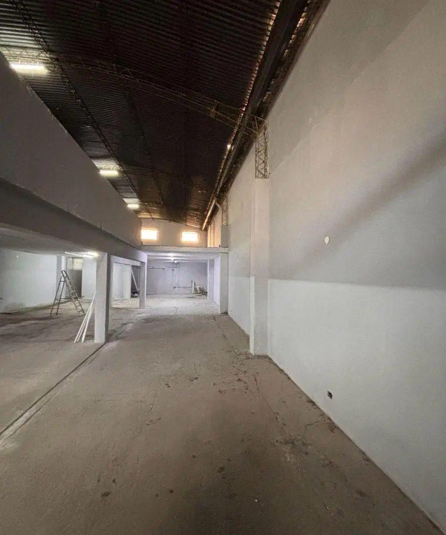 Galpon en alquiler, 390 m2, 2 oficinas, 3 baños, planta baja y entre piso, Provincas Unidas 900 bis 2