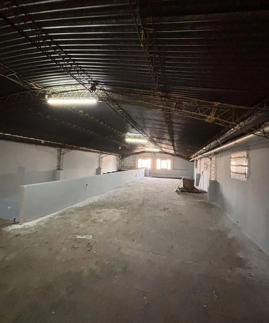 Galpon en alquiler, 390 m2, 2 oficinas, 3 baños, planta baja y entre piso, Provincas Unidas 900 bis 1