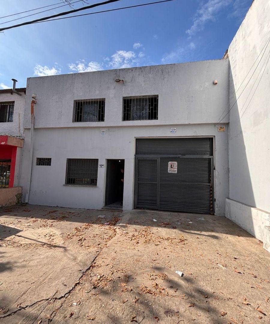 Galpon en alquiler, 390 m2, 2 oficinas, 3 baños, planta baja y entre piso, Provincas Unidas 900 bis