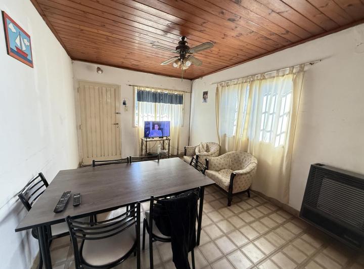 Casa en Velez Sarfield  al 1200, entre Larrea y Saavedra. 5