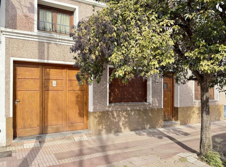 Casa cêntrica en Cañuelas, en calle San Martin, entre Brandsen y Moreno.