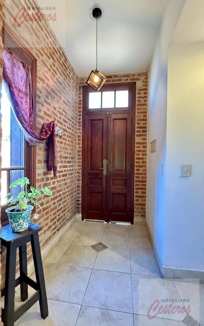 Foto de VENTA Casa 5 Ambientes (250m2) con Pileta sobre calle Pellegrini al, imagen 2