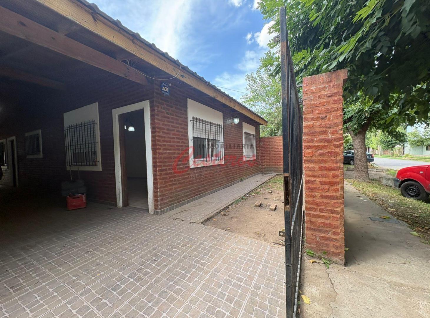 Foto de Casa en venta - 3 dorm. en lote propio de 232 m² — Barrio Peluffo, imagen 1