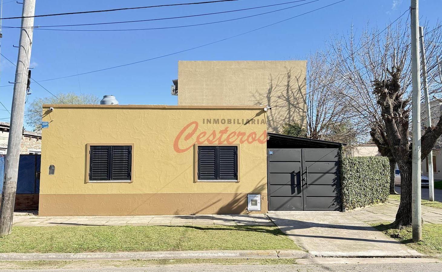 Foto de En Venta Casa Refaccionada en esquina 12 de Octubre 694, esquina San, imagen 2