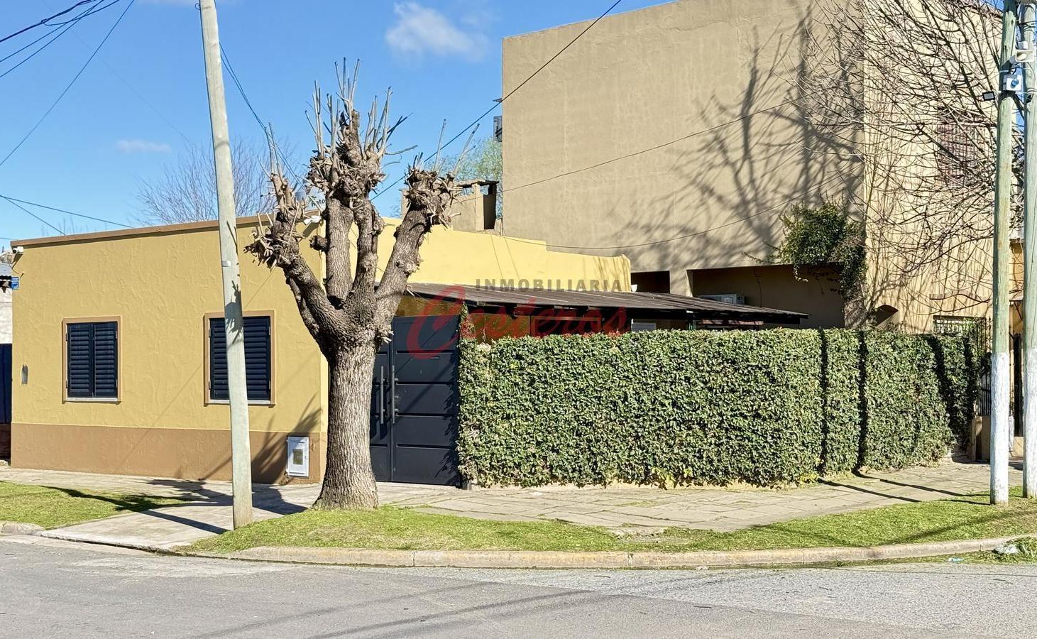 Foto de En Venta Casa Refaccionada en esquina 12 de Octubre 694, esquina San, imagen 1