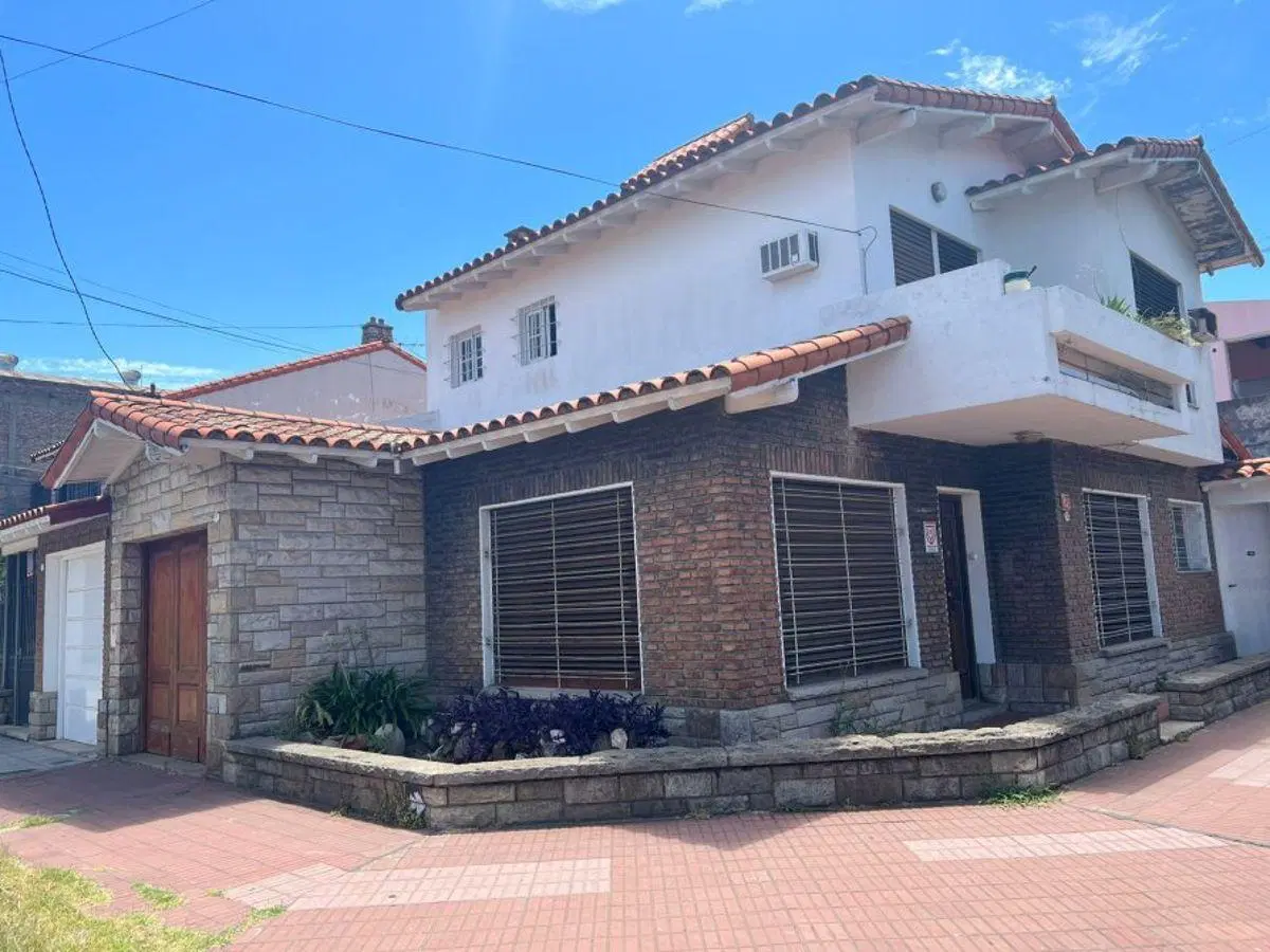 Chalet distribuido en 2 plantas, con 3 dormitorios, patio y cochera 4