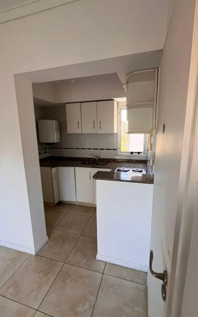 Departamento dos amibientes dormitorio en alquiler en Lanús Este 3