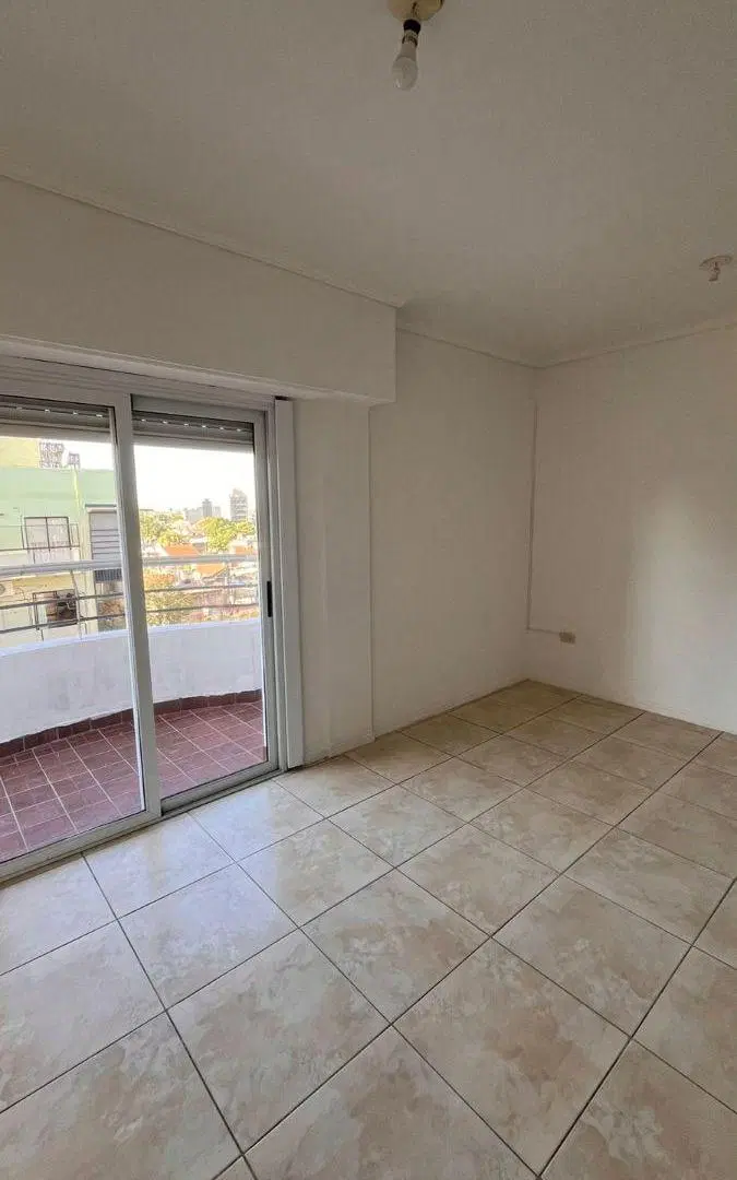 Departamento dos amibientes dormitorio en alquiler en Lanús Este 3