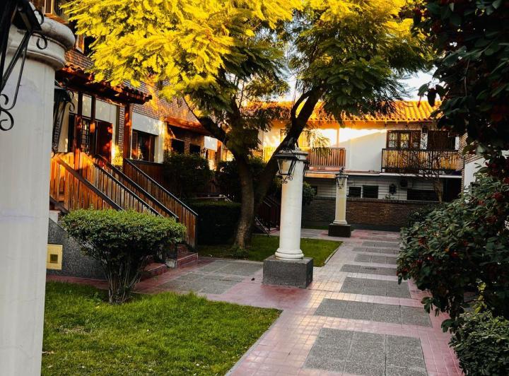 VENDE CASA EN CALLE BELGRANO 4 DORM 4 BAÑOS COCHERA COMPLEJO  1