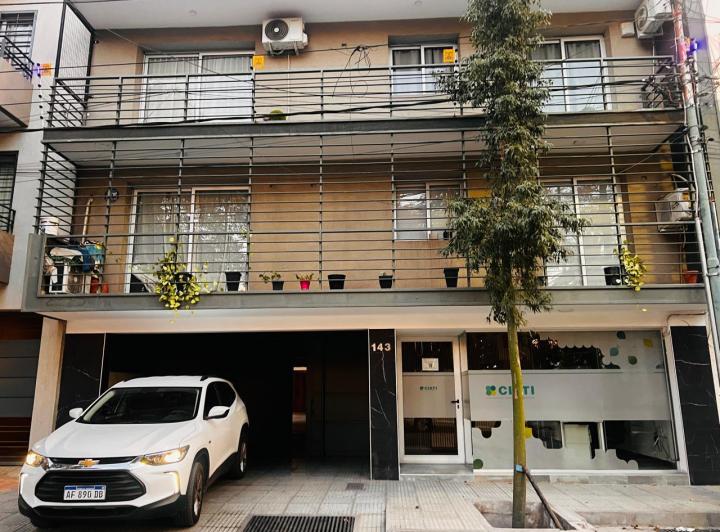 ALQUILO departamento con balcon dos dorm cochera techada porton automatico 1