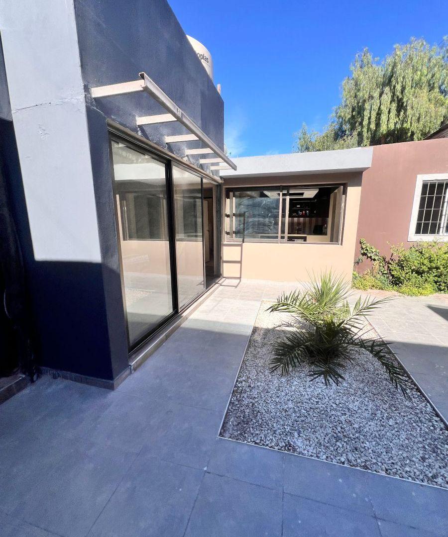CASA VENTA 4 DORM COCHERA TRES BAÑOS RECICLADA A NUEVA