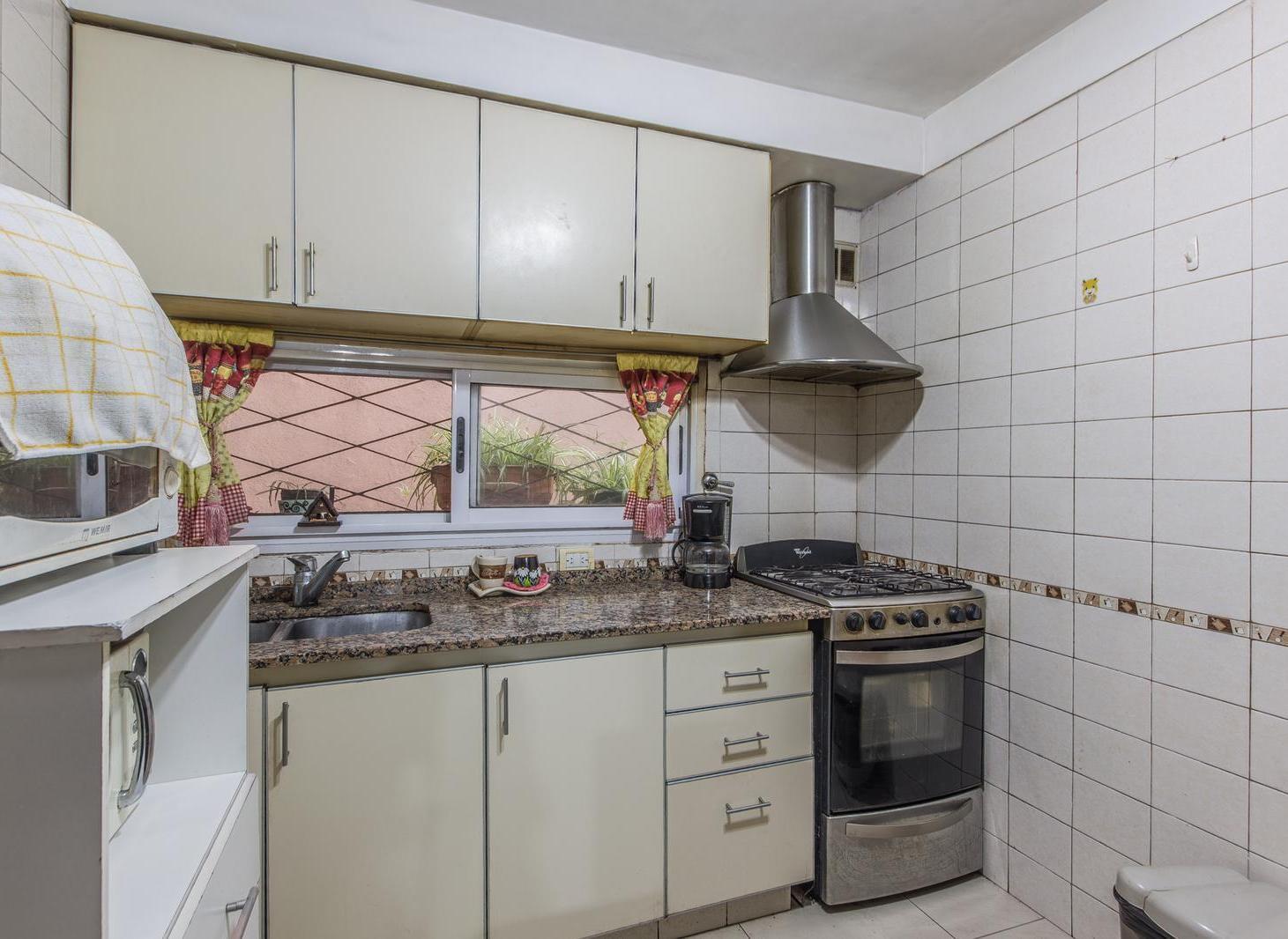 Foto de VENTA CASA LOTE PROPIO 3 AMBIENTES, PATIO, QUINCHO, TERRAZA Y COCHERA PARQUE CHAS, imagen 3
