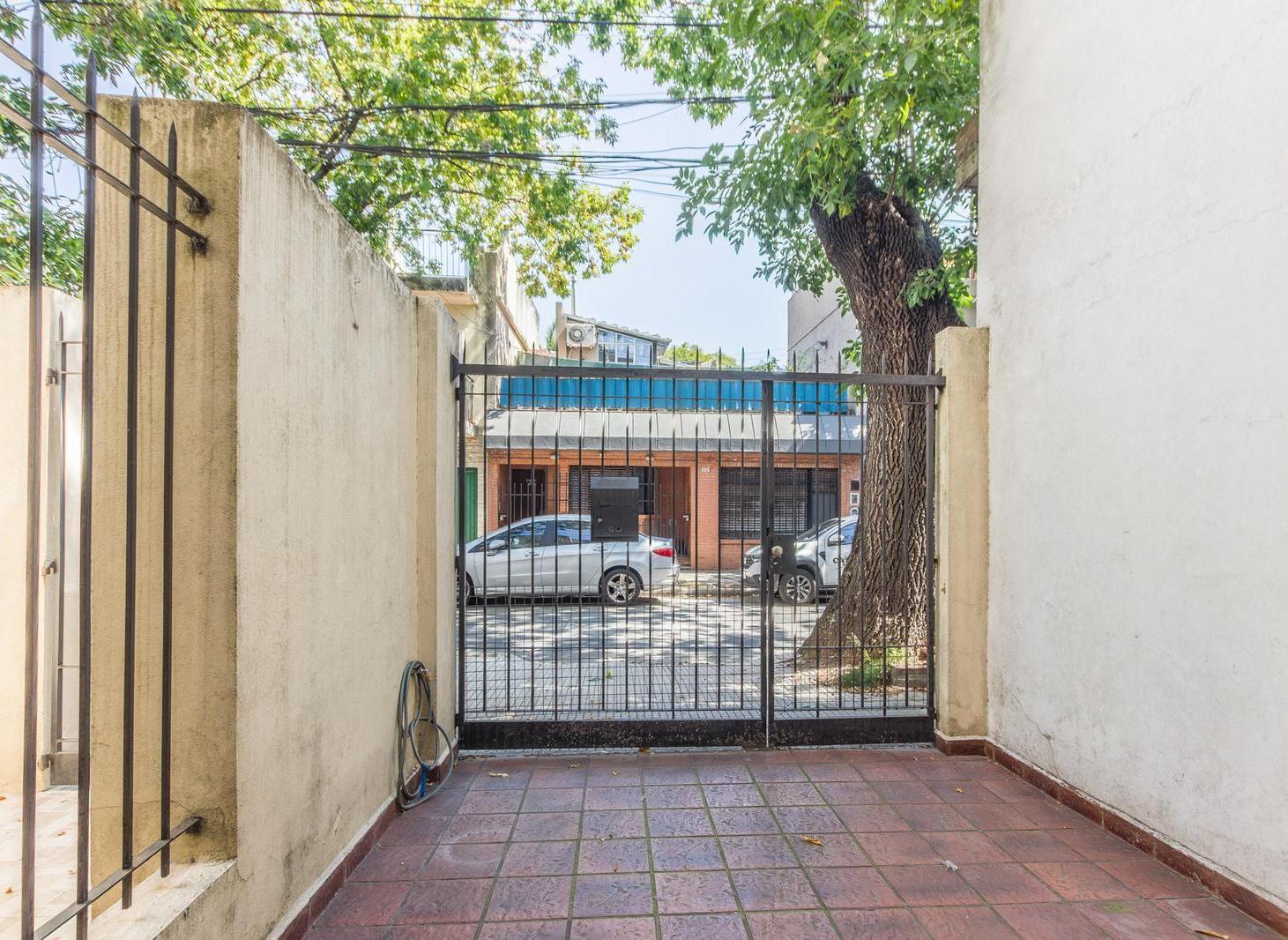 Foto de venta ph dos ambientes con patio y cochera villa urquiza, imagen 2