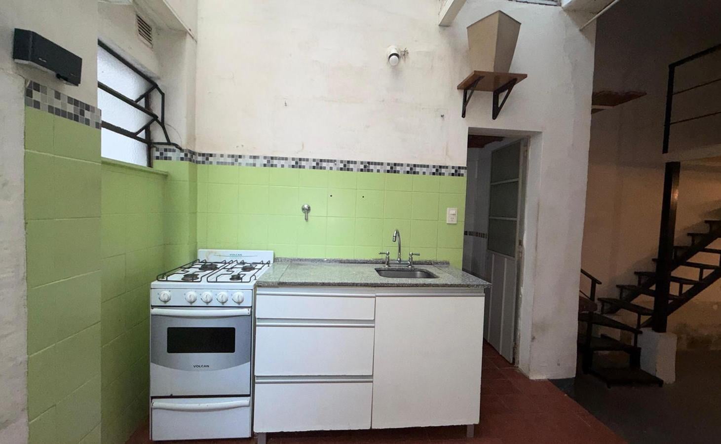 Foto de VENTA PH MONOMBIENTE CON ENTREPISO VILLA URQUIZA A RECICLAR, imagen 3