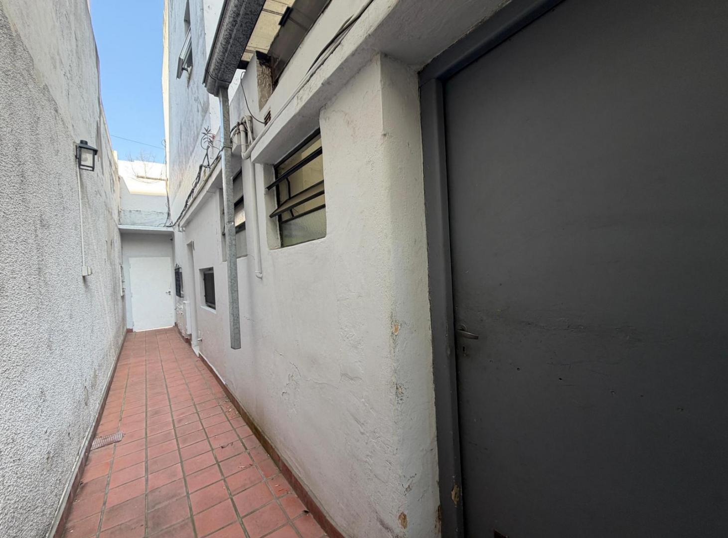Foto de VENTA PH MONOMBIENTE CON ENTREPISO VILLA URQUIZA A RECICLAR, imagen 2