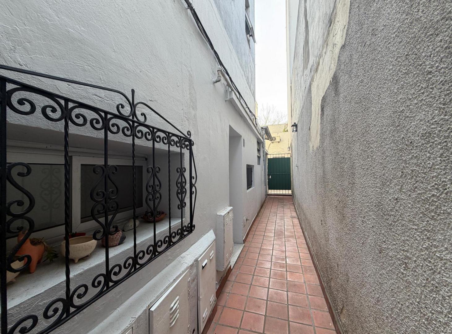 Foto de VENTA PH MONOMBIENTE CON ENTREPISO VILLA URQUIZA A RECICLAR, imagen 4