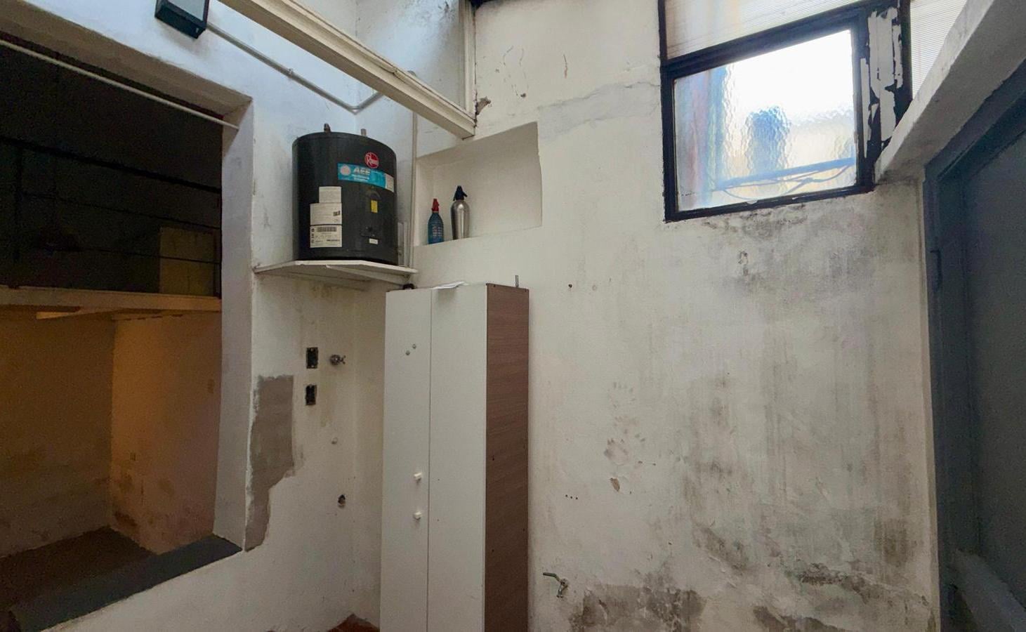 Foto de VENTA PH MONOMBIENTE CON ENTREPISO VILLA URQUIZA A RECICLAR, imagen 1