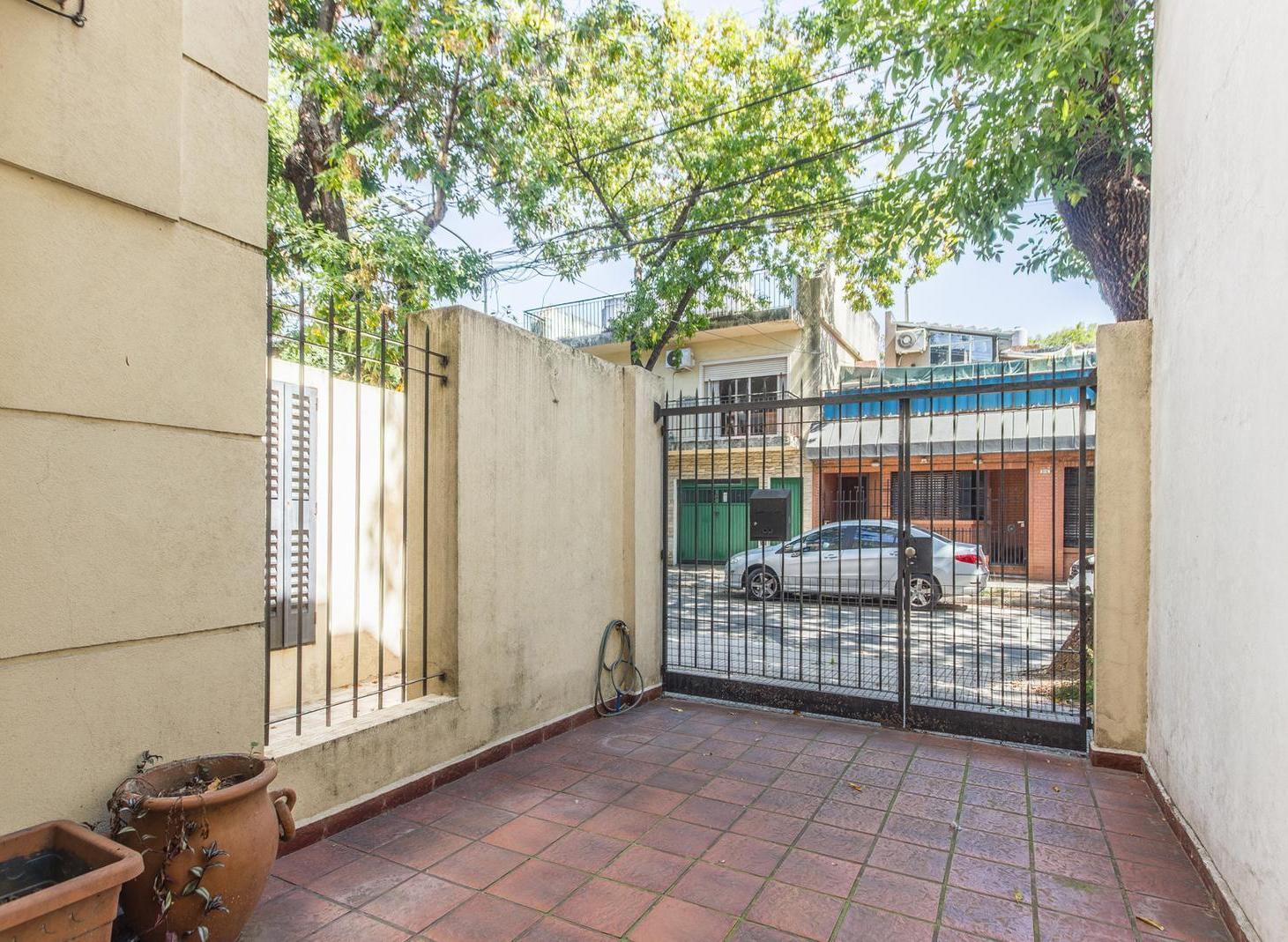 Foto de venta ph dos ambientes con patio y cochera villa urquiza, imagen 1